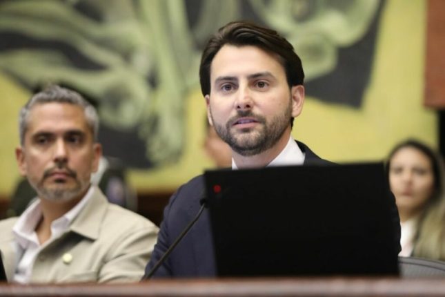 Olsen ordena desbloqueo masivo en redes de Asamblea