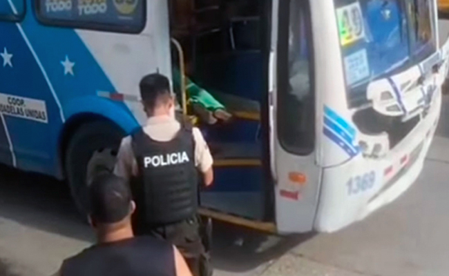 Pasajera murió en balacera en interior de un bus urbano