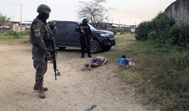 Policías detienen a dos presuntos extorsionadores en Durán