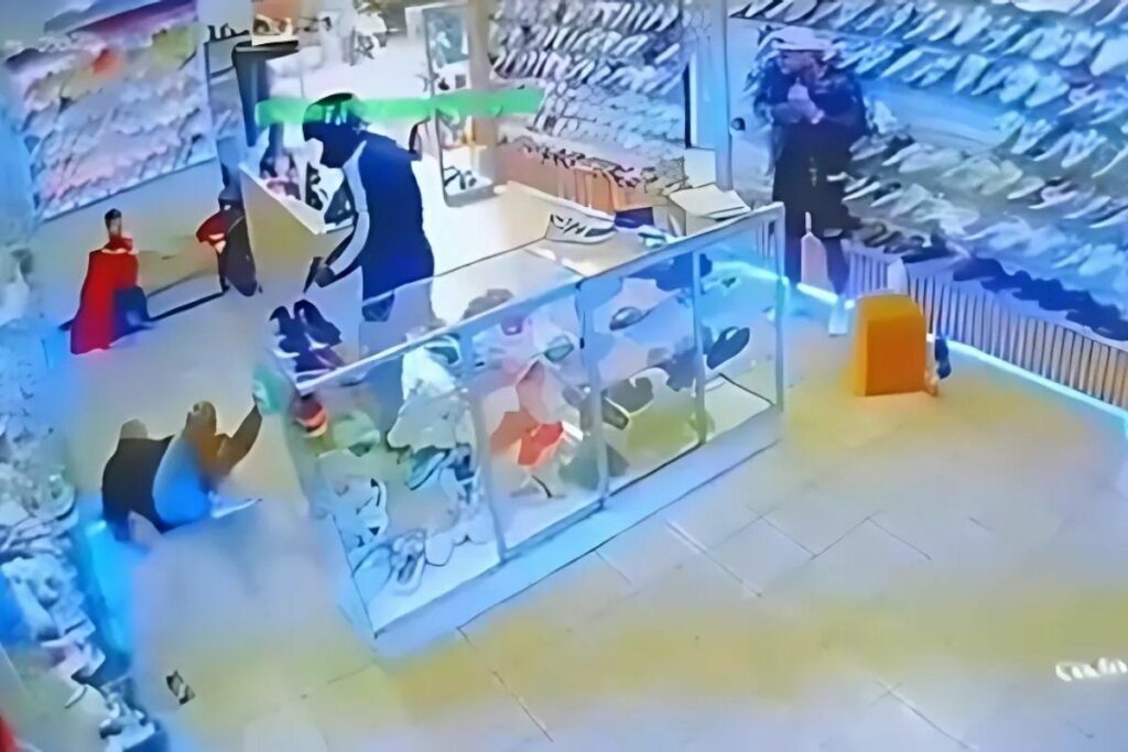 sicario-ejecuta-a-hombre-en-zapateria-de-chillogallo.ecuador221.com_.ec_ Sicario ejecuta a hombre en zapatería de Chillogallo