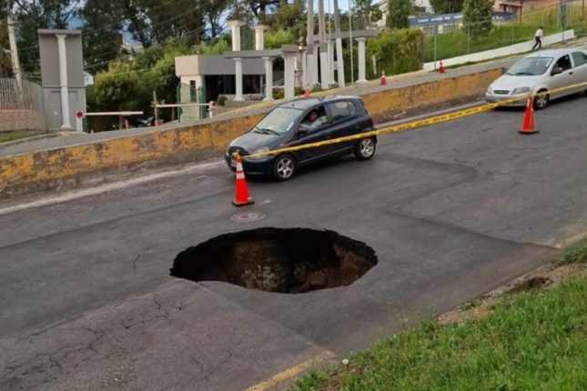 Socavón afecta circulación en la avenida Mariscal Sucre