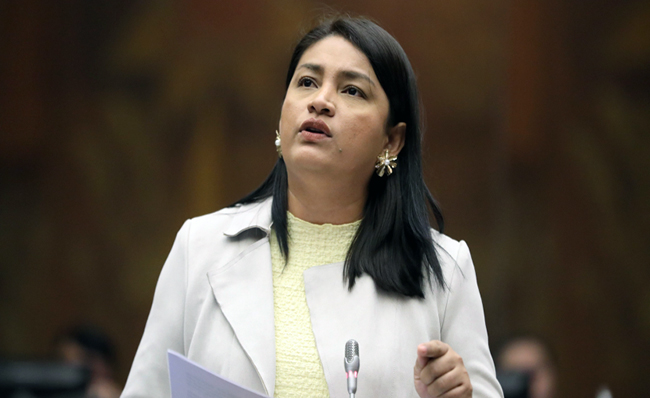 TCE ratifica sanción a Victoria Desintonio