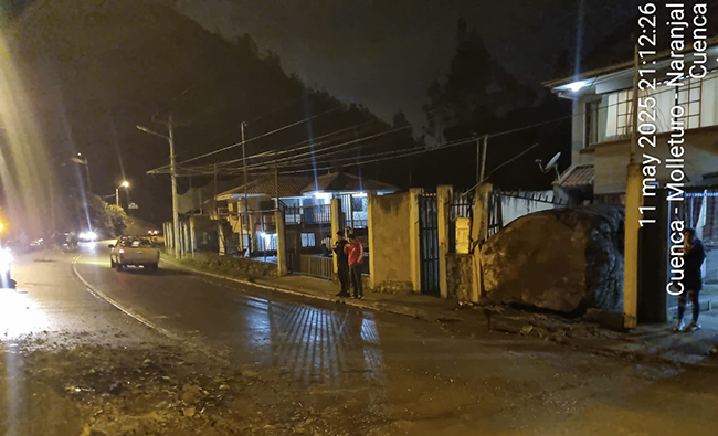 Una roca gigante cae sobre casa en Cuenca