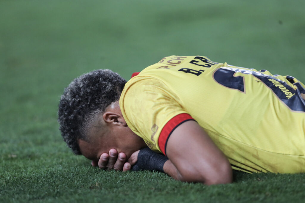 universitario-derrota-a-barcelona-sc-y-complica-clasificacion.ecuador221.com_.ec_ Universitario derrota a Barcelona SC y complica clasificación