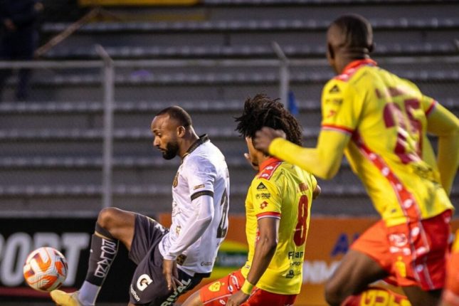 Aucas domina a Barcelona SC y lo aleja del liderato