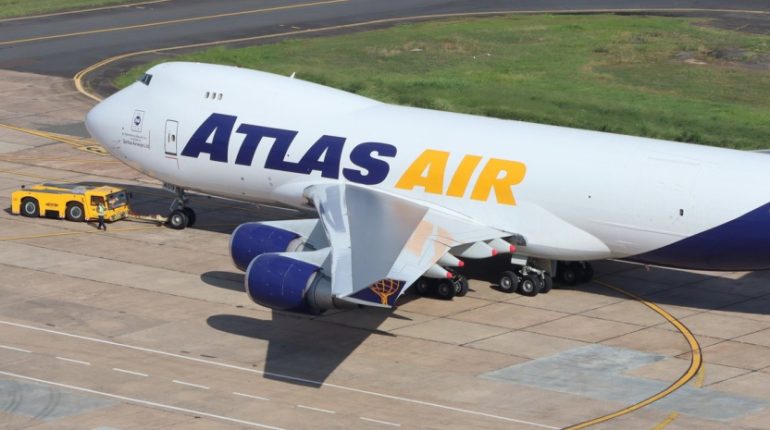 Avión carguero sufre falla y aterriza en Guayaquil