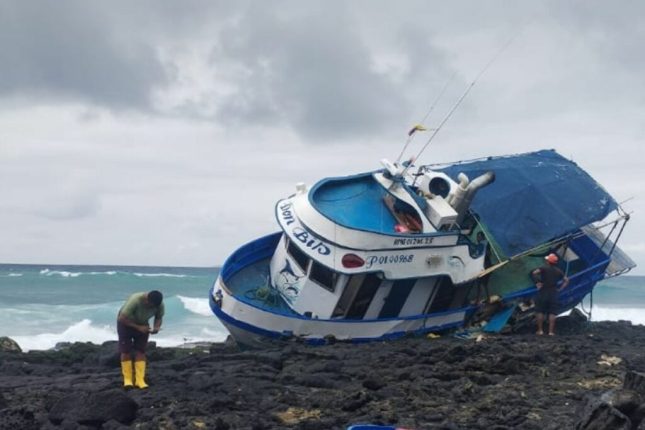Barco pesquero encalla en Santa Cruz, Galápagos sin daños