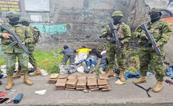 Capturan a siete sujetos con 50 paquetes de marihuana - Ecuador 221