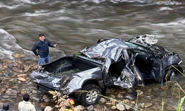 cuenca-un-vehiculo-cayo-al-rio-tomebamba-ecuador221.com_.ec_ Cuenca: Un vehículo cayó al río Tomebamba