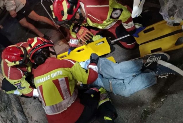 Dos jóvenes resultan heridas tras caída en Quito