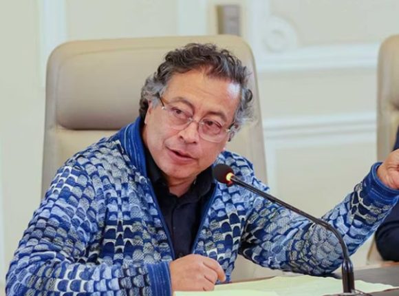Expresidentes rechazan intento de Petro de imponer consulta
