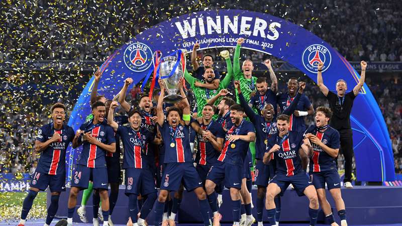 gettyimages-2218000941 Paris Saint- Germain celebro con desfile su victoria.