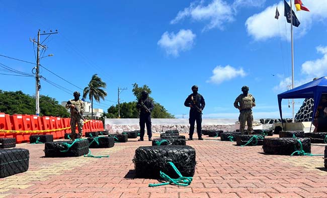 guardacostas-decomisaron-55-bultos-de-cocaina-en-galapagos-ecuador221.com_.ec_ Guardacostas decomisaron 55 bultos de cocaína en Galápagos