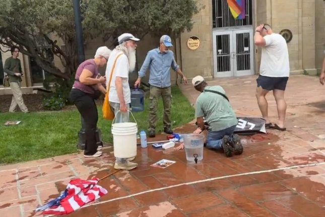 Hombre incendia a personas durante protesta en Colorado