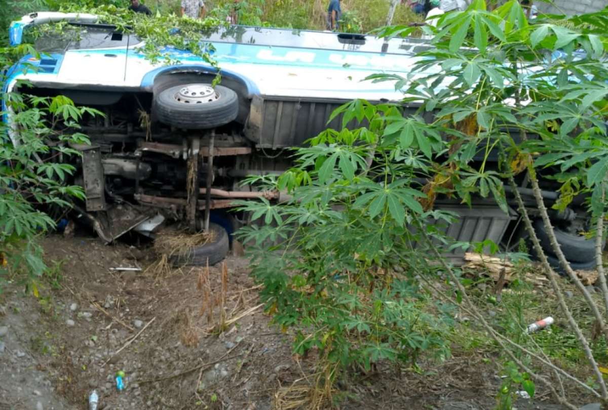 impactante-video-revela-volcamiento-de-bus-en-quininde.ecuador221.com_.ec_ Impactante video revela volcamiento de bus en Quinindé
