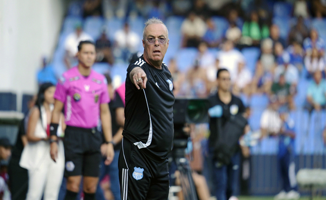 Jorge Célico dejó de ser el entrenador de Emelec