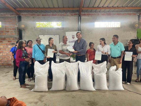 MAG entrega títulos de propiedad a productores manabitas