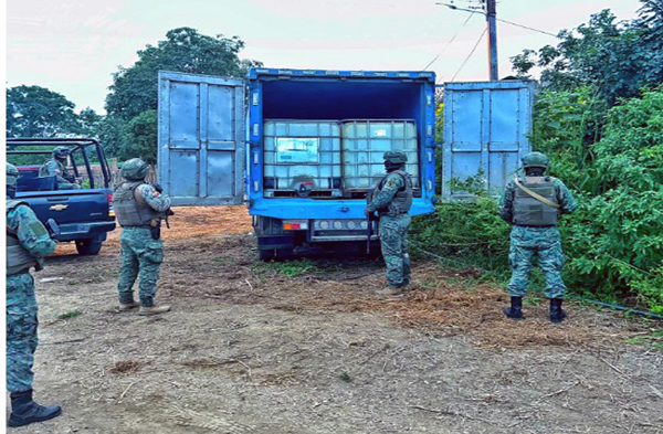 Militares incautan 8 mil litros de combustible en Jipijapa
