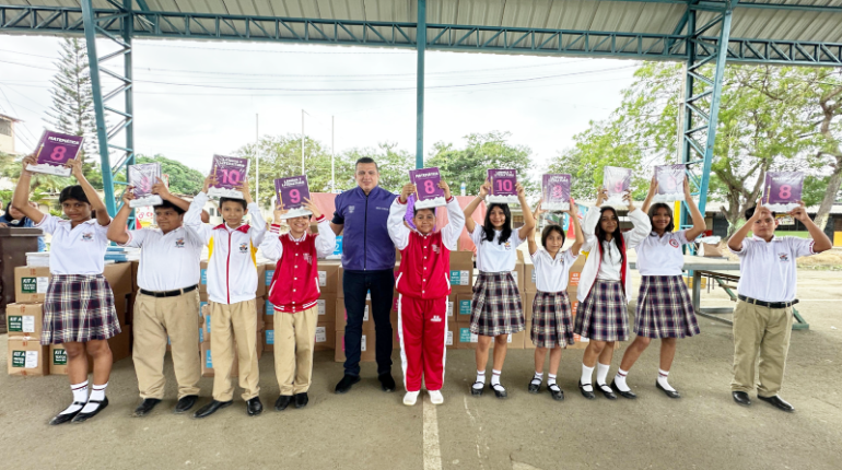 Ministerio entrega 161 mil textos escolares en El Oro