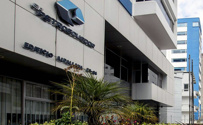 Petroecuador acaba con los 'sueldos dorados' institucionales