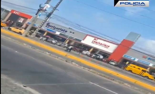 policia-frustra-asalto-a-vehiculo-blindado-en-parque-california-ecuador221.com_.ec_ Policía frustra asalto a vehículo blindado en parque California