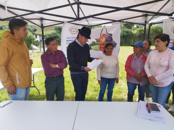 Productores de Píllaro reciben insumos para ferias agrícolas