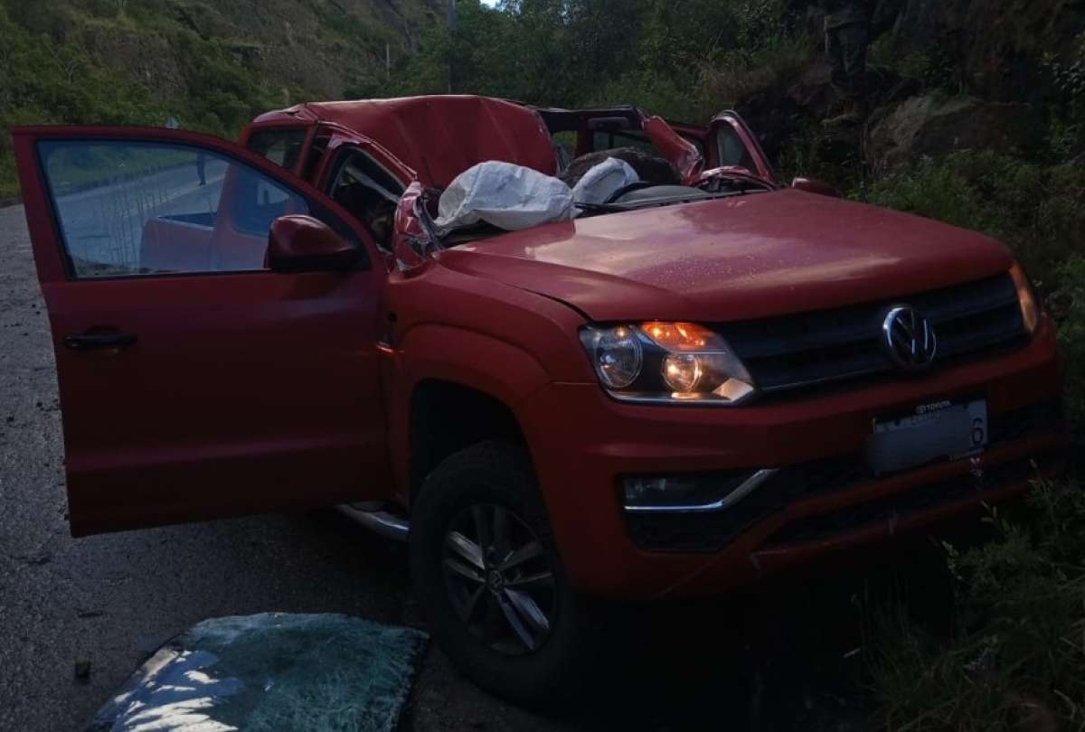 ecuador 221 roca-aplasta-vehiculo-en-via-banos-cahuaji-sin-heridos.ecuador221.com_.ec_ Roca aplasta vehículo en vía Baños-Cahuají, sin heridos