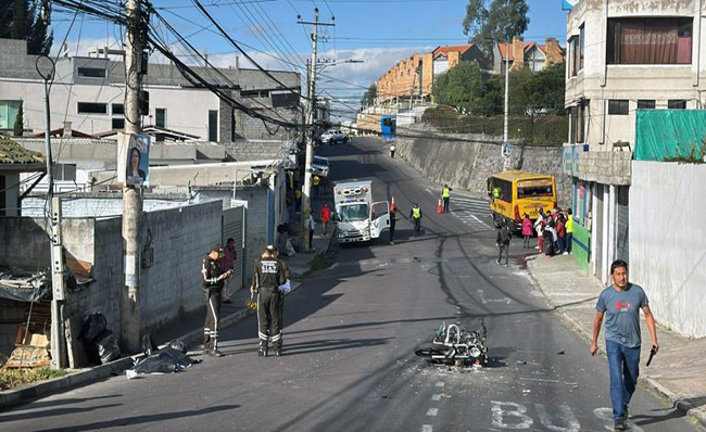 un-bus-escolar-y-una-moto-chocaron-en-la-av-simon-bolivar-ecuador221.com_.ec_ Un bus escolar y una moto chocaron en la av. Simón Bolívar