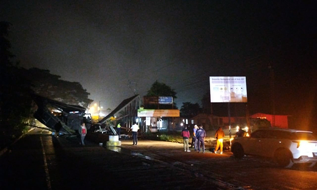 un-siniestro-de-transito-restringe-paso-en-via-cuenca-molleturo-ecuador221.com_.ec_ Un siniestro de tránsito restringe paso en vía Cuenca-Molleturo