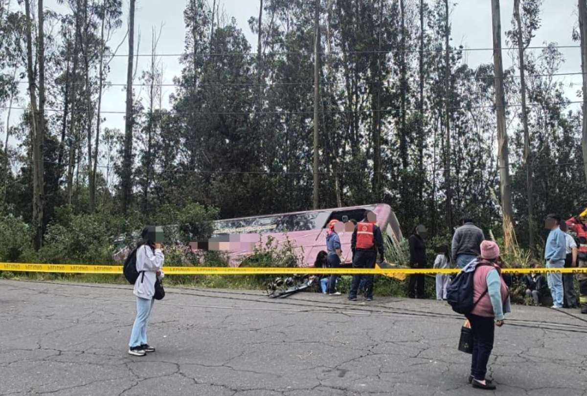 volcamiento-de-bus-intercantonal-deja-cuatro-heridos.ecuador221.com_.ec_ Volcamiento de bus intercantonal deja cuatro heridos