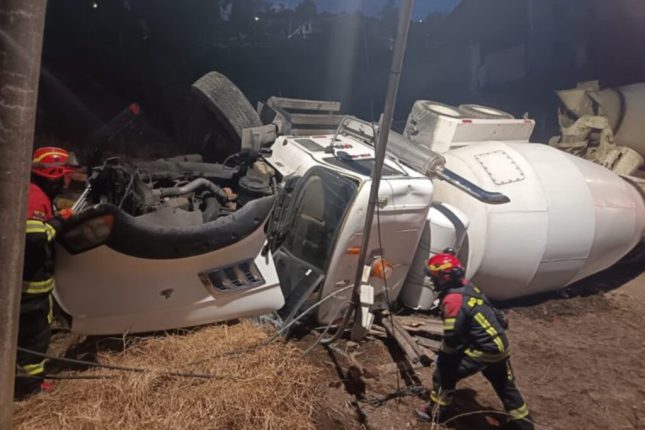 Volcamiento de camión cierra vías en Guajaló