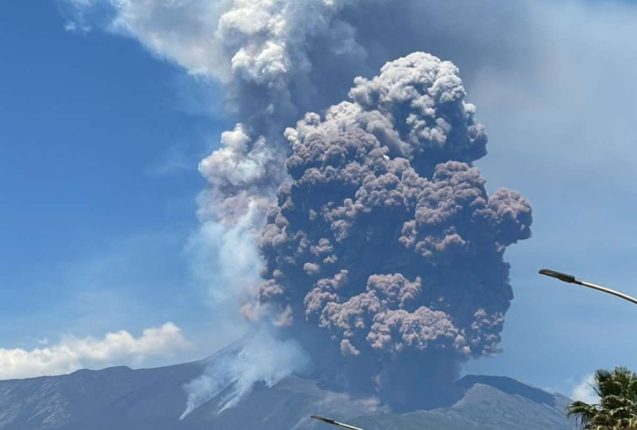 Volcán Etna entra en erupción y alerta Italia