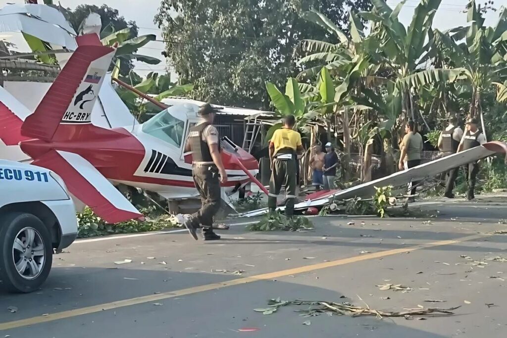avioneta-fumigadora-cae-en-milagro-piloto-sobrevive.ecuador221.com_.ec_ Avioneta fumigadora cae en Milagro; piloto sobrevive