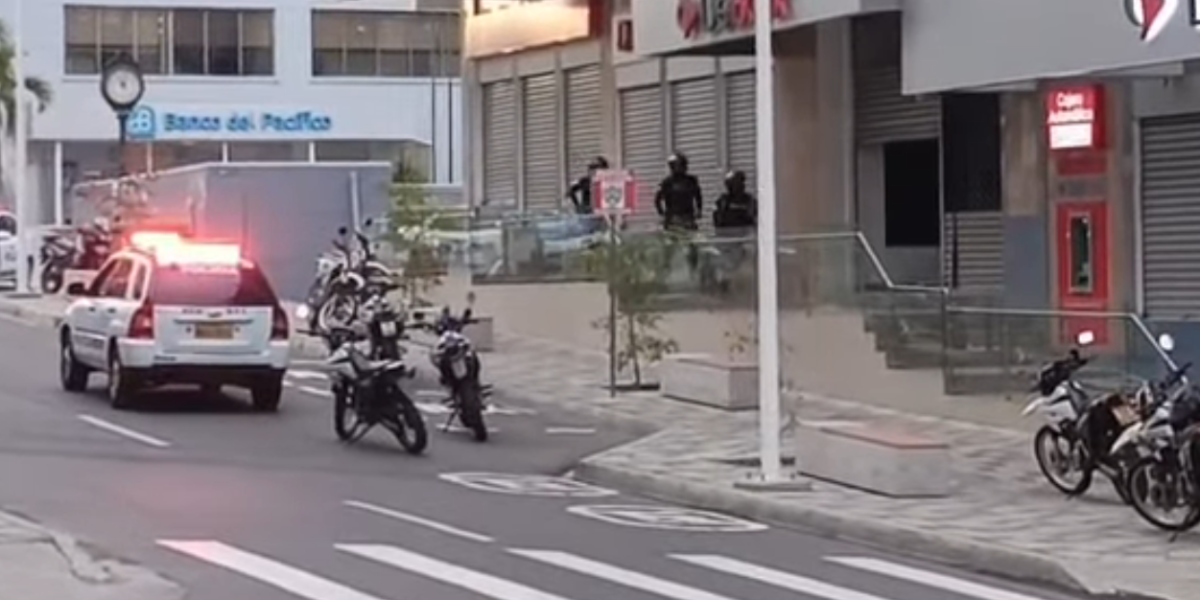 captuura-de-ladron Policía Nacional capturo hombre que intento robar agencia bancaria en Manta.