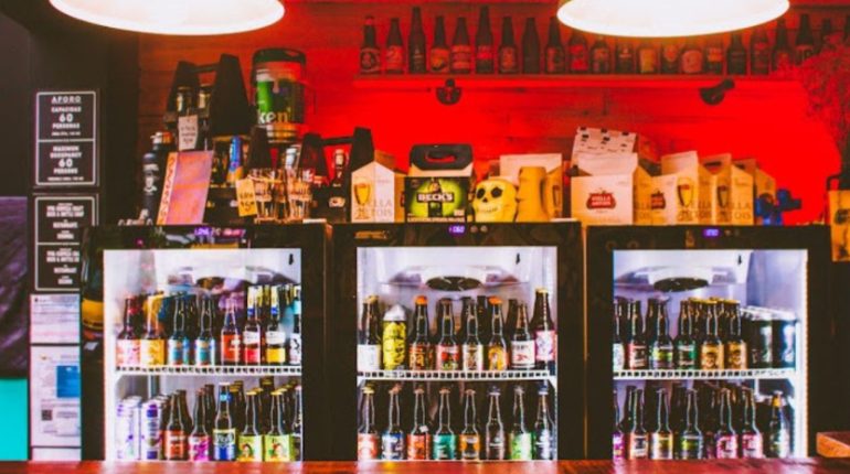 Cerveza impulsa recuperación de tiendas de barrio ecuatorianas