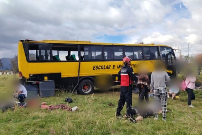 Choque en Otavalo con bus escolar deja fallecido