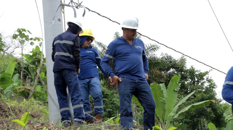 Comunidad El Maíz recibe luz eléctrica por primera vez