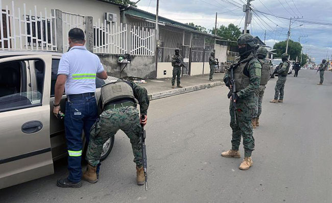 Dos mil militares llegan a Manabí para contener la violencia