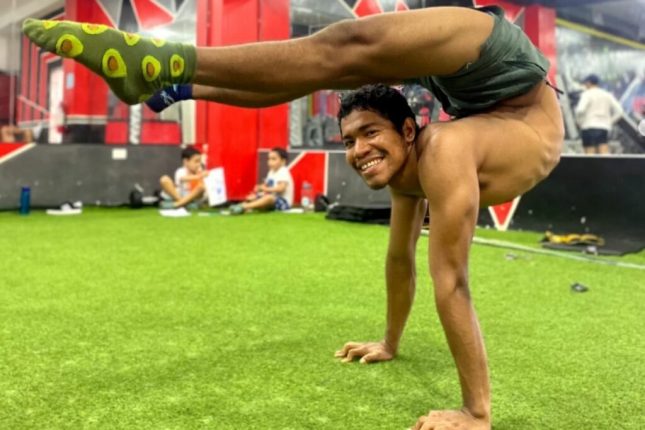 Ecuatoriano impone récord Guinness en postura de yoga