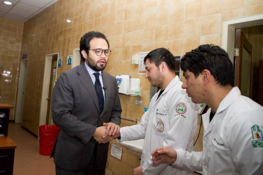 edgar-lama-dispone-correctivos-urgentes-en-hospitales-del-iess.ecuador221.com_.ec_ Edgar Lama dispone correctivos urgentes en hospitales del IESS