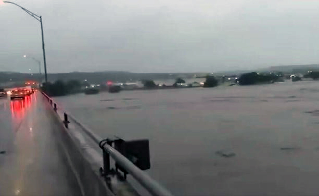 Inundaciones en Texas dejan al menos 27 muertos y más de 20 niñas desaparecidas