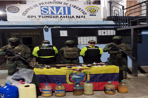 Militares retiran objetos no permitidos en la cárcel de Ambato