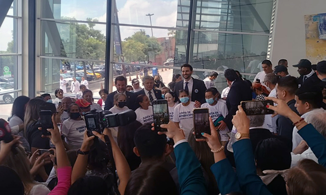 Niels Olsen visitó los hospitales Gilbert y Paulson de la Junta de Beneficencia