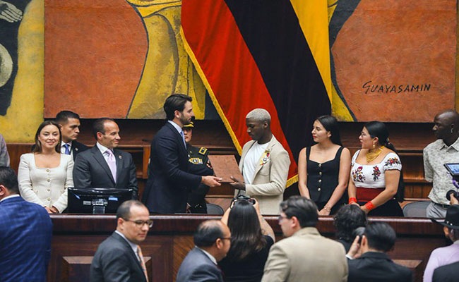 “Nunca dejen de soñar”: el mensaje de Moisés Caicedo en la Asamblea Nacional