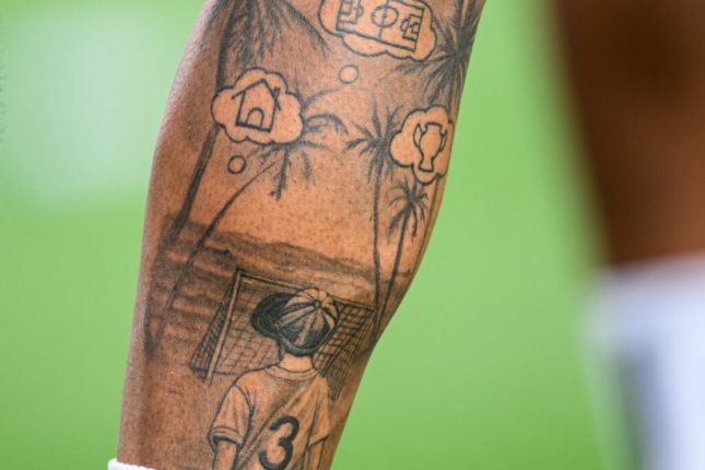 Piero Hincapié revela el tatuaje que inspira su carrera