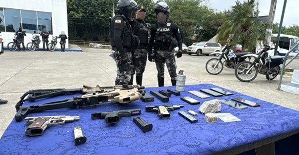 Policía decomisa armas y vehículos robados en Manabí