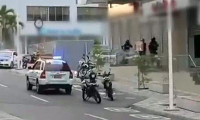 Policía libera empleados de un banco y captura a un asaltante