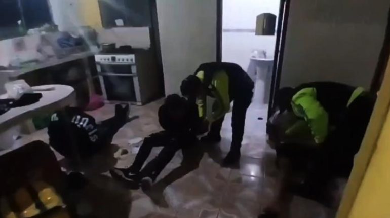 Policía rescata a taxista secuestrado y captura a cuatro