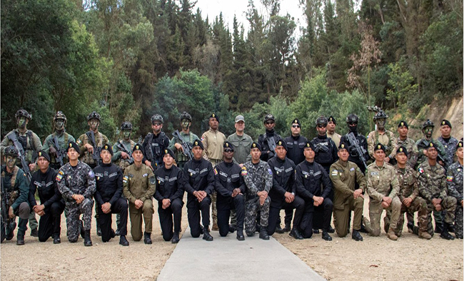 Policías ecuatorianos se capacitan en operaciones antiterroristas