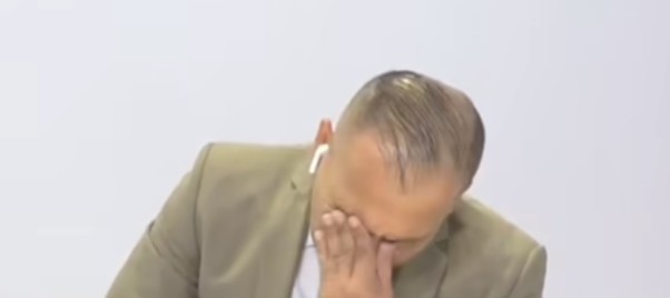 Presentador de noticias rompe en llanto por violencia en Manta